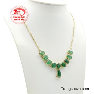 Từng viên đá được tuyển chọn kỹ lưỡng, chế tác dáng oval mềm mại, sắp xếp cân đối ôm trọn phần cổ, tạo nên đường cong duyên dáng đầy mê hoặc. 