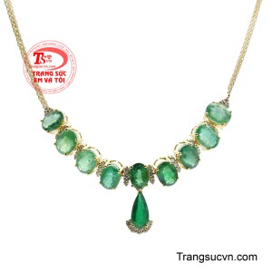 Xen giữa các viên đá là những cụm kim cương nhỏ lấp lánh, tựa ánh sao đêm, giúp tôn vinh sắc xanh chủ đạo và tạo hiệu ứng chuyển sáng đầy cuốn hút.