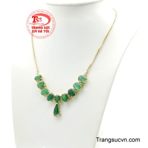 Chiếc dây chuyền là bản hòa ca rực rỡ của những viên Emerald thiên nhiên mang sắc xanh lục sâu thẳm biểu trưng cho quyền quý, thịnh vượng và sức sống trường tồn. 