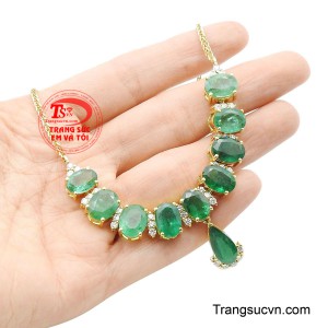 Phần bọc vàng sắc sảo nâng đỡ từng viên đá bằng chấu chắc chắn nhưng thanh thoát, vừa đảm bảo độ bền vững vừa giữ trọn vẻ mềm mại sang trọng.