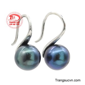 Phần móc bạc được thiết kế uốn lượn thanh thoát như nét vẽ nghệ thuật, ôm trọn viên ngọc trong đường cong tinh tế. 