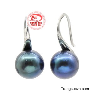 Mỗi viên ngọc tròn đầy, bề mặt óng ánh tựa mặt nước tĩnh lặng, mang đến cảm giác sang trọng nhưng vẫn mềm mại, nữ tính. 