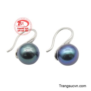 Đôi hoa tai ngọc trai bạc huyền bí gây ấn tượng với sắc ngọc xanh đen ánh khói, phản chiếu những dải màu lam lục đầy mê hoặc.