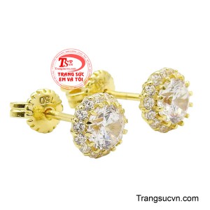 Điểm đặc biệt của mẫu hoa tai này nằm ở cấu trúc nâng đá dạng lồng mở, vừa đảm bảo độ chắc chắn, vừa tạo khoảng thoáng giúp ánh sáng xuyên qua viên chủ một cách tối đa. 