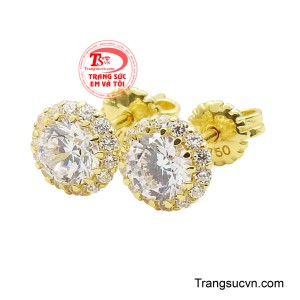 Đôi hoa tai mang phong thái thanh lịch nhưng không hề đơn điệu, được chế tác từ vàng óng ánh, kết hợp kiểu chấu ôm cao nhiều tầng giúp viên đá chủ đón trọn ánh sáng từ mọi góc nhìn, tạo nên hiệu ứng lấp lánh sống động và chiều sâu rực rỡ.