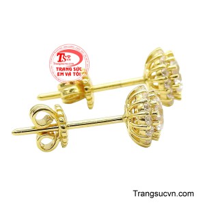 Bao quanh là vòng đá kết được sắp xếp cân đối, tạo hiệu ứng như đóa hoa đang hé nở, mềm mại nhưng vẫn toát lên thần thái sang quý. 