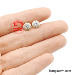 Khi diện lên, đôi hoa tai không chỉ tôn đường nét gương mặt mà còn làm nổi bật khí chất tự tin, thanh tao của người phụ nữ hiện đại. 