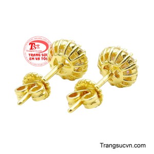 Phần khóa bấm sau thiết kế gọn gàng, ôm sát tai, mang lại cảm giác an tâm khi đeo và giữ được phom dáng chuẩn mực. 