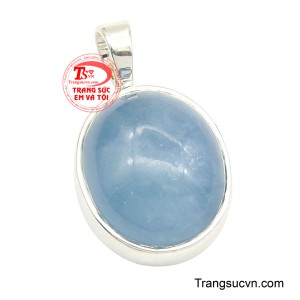 Hiệu ứng ánh sáng phản chiếu nhẹ nhàng trên nền đá tạo cảm giác như từng gợn sóng lấp lánh đang chuyển động bên trong.