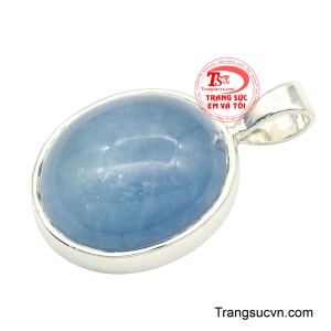 Sắc xanh mềm mại pha chút ánh sương tạo nên chiều sâu tự nhiên, càng ngắm càng cảm nhận được vẻ an yên lan tỏa.