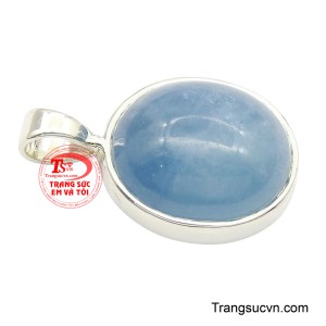 Viên đá được chế tác dạng cabochon oval, bề mặt cong bóng mịn, giữ trọn nét đẹp nguyên bản của khoáng thạch thiên nhiên. 