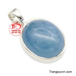 Phần bọc bạc sáng ôm trọn viên đá bằng đường viền trơn tinh tế, vừa bảo vệ chắc chắn vừa tôn lên sắc xanh thanh nhã. 