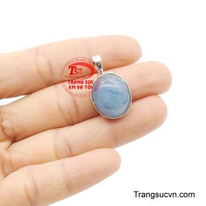 Thiết kế tối giản nhưng sang trọng giúp tổng thể trở nên hài hòa, dễ kết hợp cùng nhiều phong cách, từ trang phục công sở thanh lịch đến những bộ váy nhẹ nhàng nữ tính. 