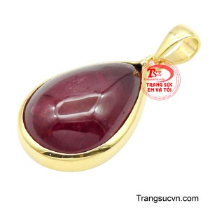 Viên ruby được mài cabochon tròn đầy, bề mặt căng bóng như phủ một lớp sương ánh lửa mê hoặc. 