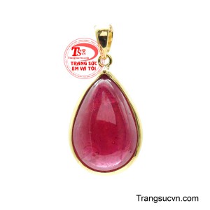 Mặt dây chuyền nữ hoàng kiêu hãnh hiện lên như biểu tượng đầy quyền lực nhưng vẫn giữ trọn nét quyến rũ mềm mại. 