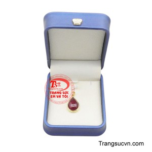 Không chỉ là một tuyệt tác trang sức, mặt dây “Nữ Hoàng Kiêu Hãnh” còn là món quà tặng chứa đựng thông điệp sâu sắc về sự trân trọng và tôn vinh.