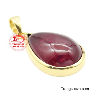 “Nữ Hoàng Kiêu Hãnh” không chỉ là trang sức, mà còn là lời khẳng định phong thái – dành cho người phụ nữ biết mình xứng đáng với những điều rực rỡ nhất.