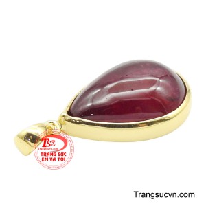 Khi đeo lên cổ, mặt dây như một dấu ấn quyền lực, vừa quyến rũ vừa cao quý. 