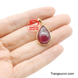 Trao tặng chiếc mặt dây này cũng chính là trao đi một lời khẳng định: Bạn xứng đáng được yêu thương, tỏa sáng và kiêu hãnh theo cách của riêng mình.