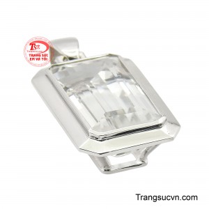 Những mặt cắt song song tạo nên hiệu ứng phản chiếu ánh sáng mạnh mẽ, mang lại cảm giác sắc nét, dứt khoát như chính tinh thần của người luôn hướng đến thành công.