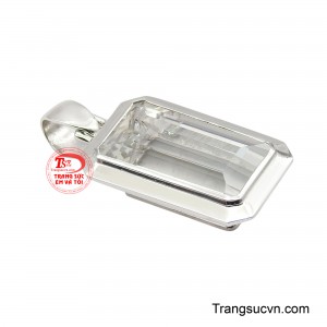 Viên topaz trắng được bọc vàng trắng vững chãi, các đường viền bo góc gọn gàng tạo tổng thể nam tính nhưng vẫn không kém phần lịch lãm.