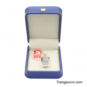 Khi ánh sáng chiếu qua từng giác cắt, viên đá tỏa ra vẻ lấp lánh thanh cao, tạo điểm nhấn nổi bật nơi cổ áo mà không cần quá cầu kỳ.