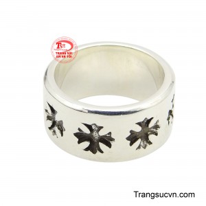 Từng đường nét trên nhẫn đều được gia công tỉ mỉ, giúp phái mạnh khẳng định gu thẩm mỹ cá tính và sự mạnh mẽ của bản thân.