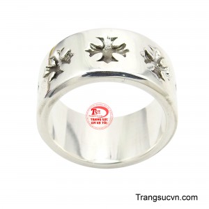 Các họa tiết hoa văn thánh giá được khắc chìm tinh xảo, tạo nên chiều sâu và sự cuốn hút cho món trang sức. 