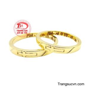 Nhẫn cưới thánh ước là biểu tượng thiêng liêng của tình yêu bền vững được chúc phúc dưới ánh sáng đức tin. 