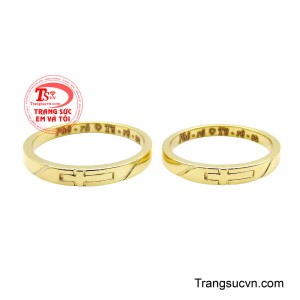 Thiết kế nhẫn vàng trơn thanh lịch, điểm nhấn nổi bật là hình Thánh Giá được chạm khắc tinh xảo nơi mặt nhẫn, như lời minh chứng cho sự che chở và dẫn lối của Thiên Chúa trong hành trình hôn nhân. 