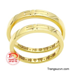 Bên trong lòng nhẫn được khắc tên hoặc thông điệp yêu thương, biến mỗi chiếc nhẫn trở thành một kỷ vật riêng biệt ghi dấu ngày hai trái tim nên một.