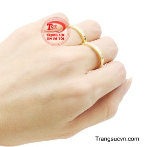 Sắc vàng ấm áp tượng trưng cho sự thủy chung, thịnh vượng và lời hứa son sắt không đổi thay theo năm tháng. 