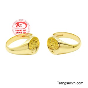 Thiết kế dạng cổ điển với mặt nhẫn tròn bản vừa phải, được đánh bóng tinh xảo, tỏa ánh vàng ấm áp và sang trọng.