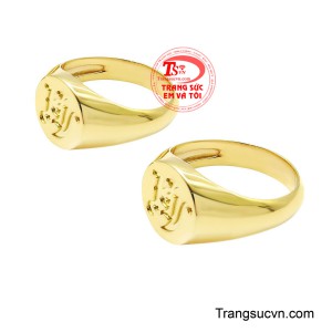 Điểm nhấn nằm ở họa tiết khắc nổi đầy nghệ thuật trên bề mặt nhẫn, tựa như một dấu ấn riêng, mang ý nghĩa về lời nguyện ước song hành, cùng nhau vượt qua mọi chặng đường.