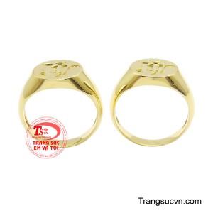 Phần đai nhẫn được chế tác trơn mượt, ôm tay chắc chắn, tạo cảm giác vững vàng khi đeo, tượng trưng cho nền tảng bền lâu của một mối quan hệ chân thành. 