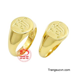 Nét chạm khắc mềm mại nhưng dứt khoát, giống như hai cá tính khác biệt nhưng lại tìm thấy sự cân bằng khi ở cạnh nhau. 