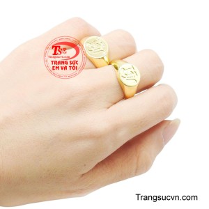 Khi hai chiếc nhẫn đặt cạnh nhau, chúng không chỉ là trang sức, mà còn là lời khẳng định thầm lặng: Chúng ta chọn nhau – và cùng nhau thực hiện những ước nguyện đẹp nhất của cuộc đời. 