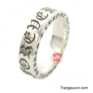 Nhẫn nam bạc phong cách cá tính được thiết kế theo dạng bản dẹt thời thượng, bề mặt khắc các họa tiết hoa văn thánh giá.