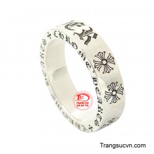 Chiếc nhẫn được chế tác từ bạc nguyên chất, có độ sáng bóng bền đẹp và sáng bóng theo thời gian.