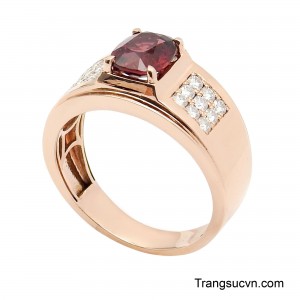 Lấy cảm hứng từ phong thái của những quý ông thành đạt, mẫu nhẫn nam Garnet Vương Quyền nổi bật với sắc đỏ rượu vang gam màu tượng trưng cho quyền lực, đam mê và ý chí kiên định. 