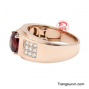 Thiết kế thân nhẫn bản lớn, chế tác từ vàng hồng sang trọng, tạo nên tổng thể vững chãi và đậm chất nam tính. 