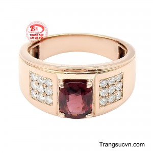 Viên garnet oval tỏa ánh đỏ trầm ấm nhưng đầy nội lực, như ngọn lửa âm ỉ của bản lĩnh đàn ông. 
