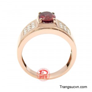 Hai bên đai nhẫn được nạm đá trắng lấp lánh theo thân nhẫn, vừa tăng độ sáng, vừa làm nổi bật viên đá chủ.