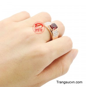Sự kết hợp giữa sắc đỏ garnet và ánh kim ấm áp mang đến cảm giác quyền uy nhưng vẫn tinh tế, không phô trương.