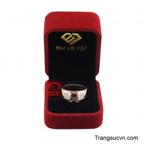 Lòng nhẫn được gia công mịn, ôm tay thoải mái, phù hợp đeo hằng ngày hoặc trong những dịp quan trọng.