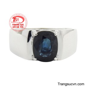 Viên đá được cố định bởi hệ chấu vàng chắc chắn, tôn trọn vẻ đẹp mà vẫn giữ cảm giác cân đối, hài hòa. 