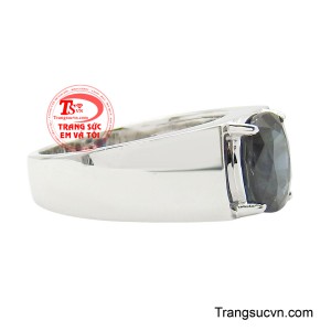 Sắc xanh huyền bí ấy không chỉ sang trọng mà còn biểu trưng cho trí tuệ, sự điềm tĩnh và quyền lực nội tâm.