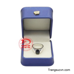 Thiết kế khối vàng bao quanh viên đá như một thế vững chãi thu trọn sinh khí, tượng trưng cho sự hội tụ của tài lộc và thành công.