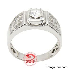 Chiếc nhẫn nam vàng trắng gây ấn tượng bởi thiết kế mạnh mẽ nhưng không kém phần tinh tế.