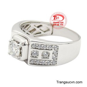 Viên đá chủ được cố định chắc chắn tạo cảm giác vững chãi và nam tính. 